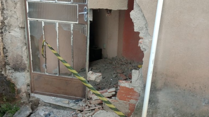 MOTICICLISTA FICA GRAVEMENTE FERIDO APÓS COLISÃO EM RESIDÊNCIA