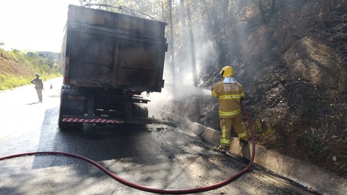 Carreta pega fogo na MG-383 próximo a São João Del-Rei