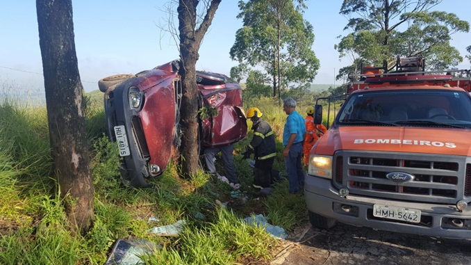 MOTORISTA FICA GRAVEMENTE FERIDO AO BATER EM ÁRVORE, EM ANTÔNIO CARLOS