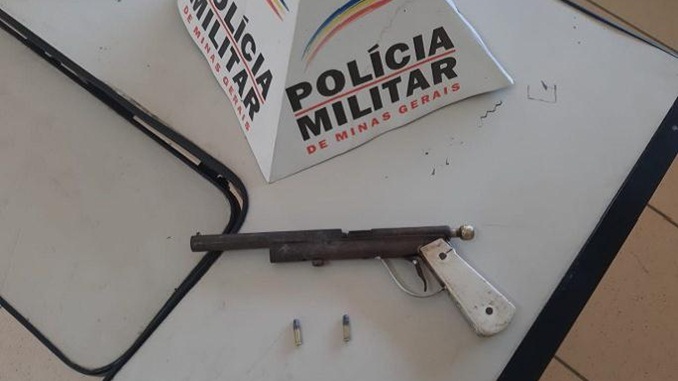 Maior é preso e menor apreendido por Posse Irregular de Arma de Fogo, em Barbacena