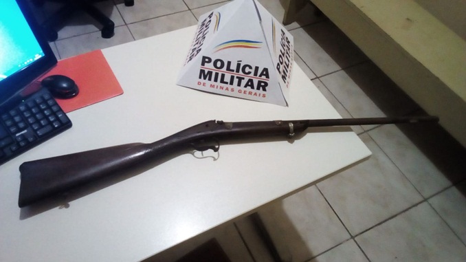 POLÍCIA MILITAR APREENDE ARMA DE FOGO, EM RITÁPOLIS