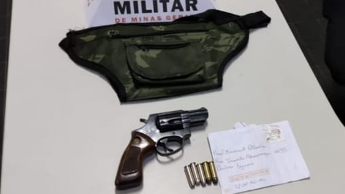 AUTOR É PRESO POR PORTE ILEGAL DE ARMA DE FOGO, EM SÃO JOÃO DEL-REI