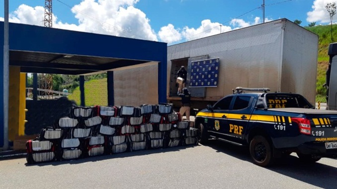 PRF-MG apreende 1 tonelada de Cocaína em carregamento de luvas cirúrgicas