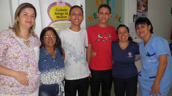 Encontro de gêmeos com funcionários da UTI Neonatal, emociona a todos