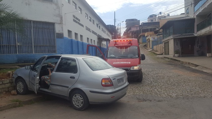 Idosa passa mal ao volante e atinge muro de escola no bairro Ipanema, em Barbacena