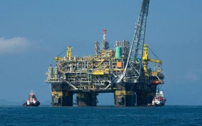 Semana começa com forte queda nos preços do petróleo