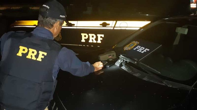 Caminhoneiro feito refém após assalto é resgatado pela PRF em Minas Gerais