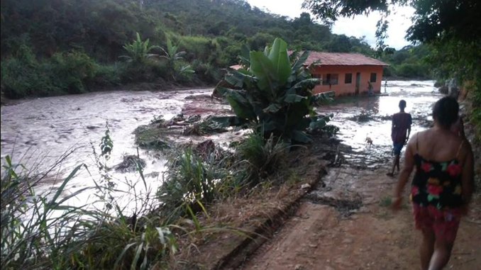 Barragem em Novo Cruzeiro se rompe na noite dessa segunda