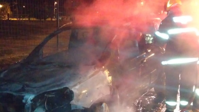 Veículo pega fogo próximo ao Parque de Exposições, em Barbacena