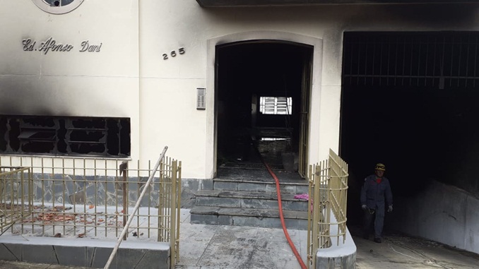 Incêndio atinge predio, deixa 12 feridos e causa a morte de uma criança, em Barbacena