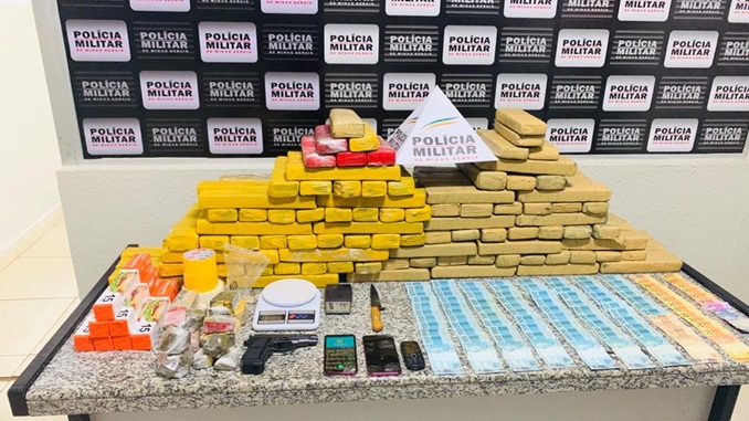 Mais de 120 barras de maconha é encontrada em residência, em Uberlândia