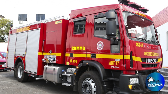 Bombeiros Militares atuam em ocorrência de incêndio em silo de grãos, na cidade de Madre  Deus de Minas