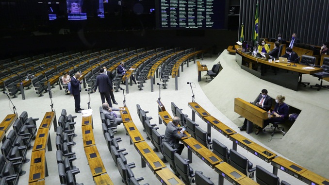 Deputados ampliam lista de beneficiados com auxílio emergencial de R$ 600