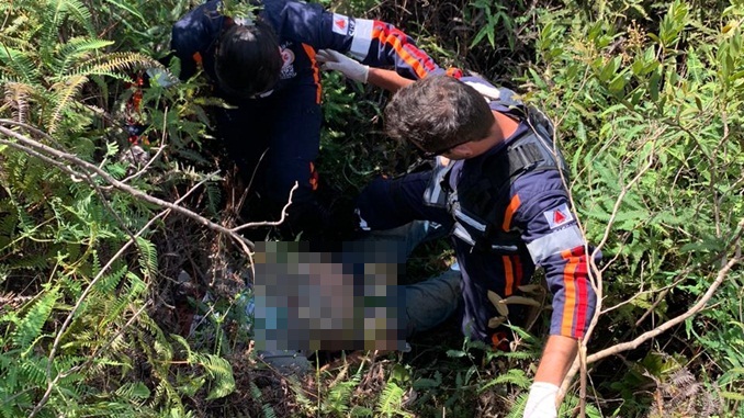 Bombeiros e SAMU resgatam idoso de 83 anos em local de dificil acesso