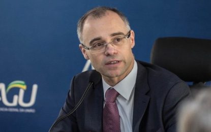 Com saída de Moro, Bolsonaro nomeia André Mendonça para o comando do Ministério da Justiça