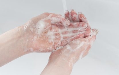 Álcool em gel pode ajudar a combater o coronavírus, mas não substitui água e sabão