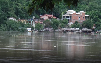 Carreta cai no Rio São Francisco na cidade de Manga