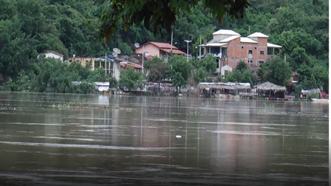 Carreta cai no Rio São Francisco na cidade de Manga
