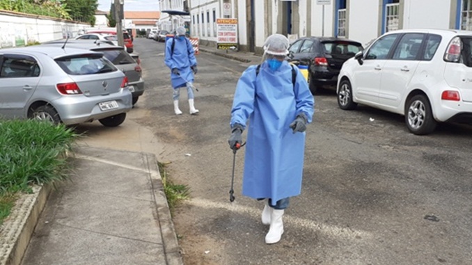 Santa Casa de Misericórdia de Barbacena, faz desinfecção em ruas no seu entorno