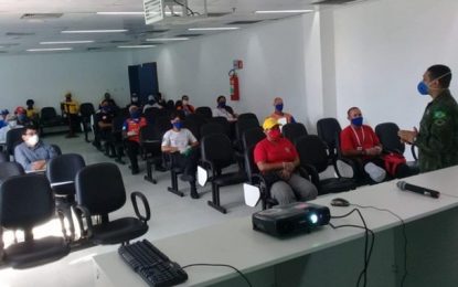 Forças Armadas treinam profissionais para desinfectar áreas públicas