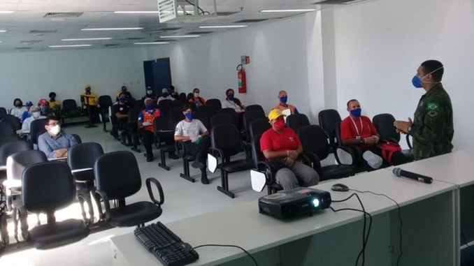 Forças Armadas treinam profissionais para desinfectar áreas públicas