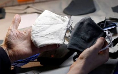 Projeto reutiliza uniformes usados dos Correios para produção de máscaras