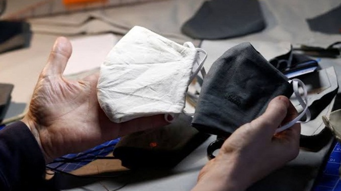 Projeto reutiliza uniformes usados dos Correios para produção de máscaras