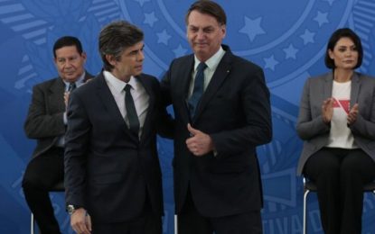 Antes de completar um mês, Nelson Teich pede demissão do Ministério da Saúde