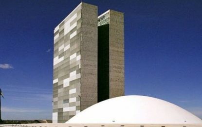 Bolsonaro sanciona lei que impede corte de serviços públicos nos finais de semana e feriados