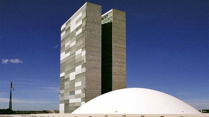 Bolsonaro sanciona lei que impede corte de serviços públicos nos finais de semana e feriados