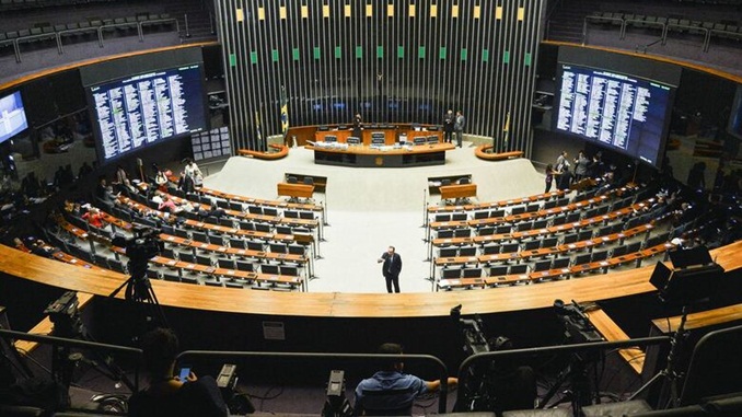 Plenário da Câmara aprova proposta que suspende dívidas do Fies durante a pandemia