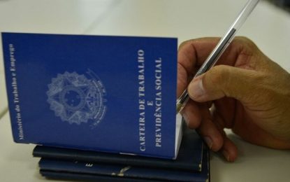 Projeto de lei antecipa abono salarial devido à pandemia