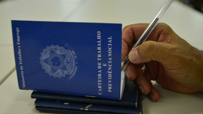 Projeto de lei antecipa abono salarial devido à pandemia