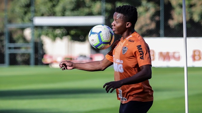 Meia Cazares é multado após promover festa em quarentena