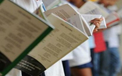 Prazo para escolas pedirem livros didáticos extras acaba nesta quarta-feira (1º)
