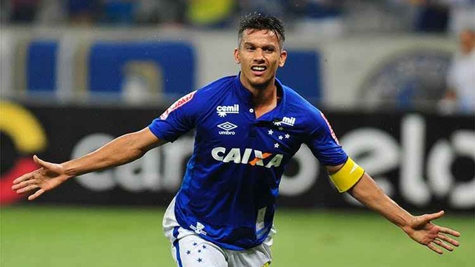 Jogador Henrique, do Cruzeiro, recebe alta hospitalar nesta segunda