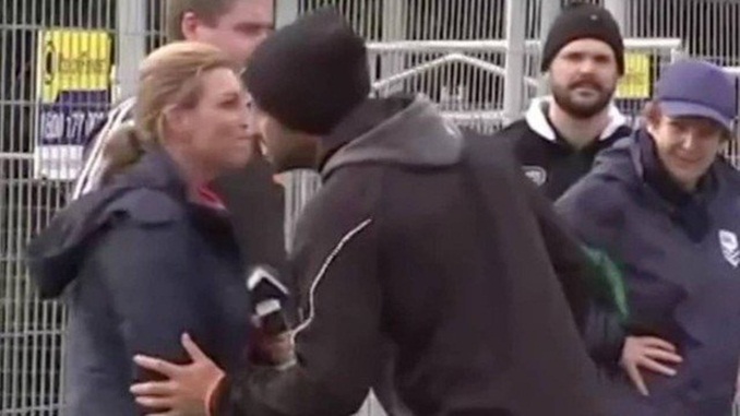 Atleta entra de quarentena, após beijar repórter na Nova Zelândia