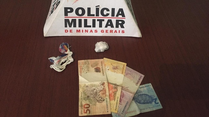 PM apreende maconha, cocaína e crack ao cumprir mandado judicial e averiguar denúncia anônima, em Queluzito
