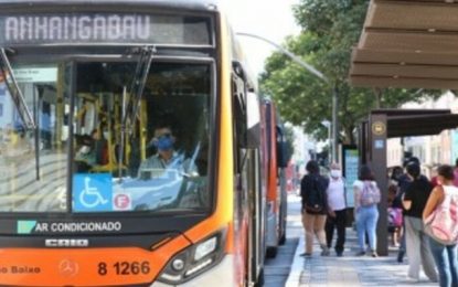 Pesquisa mostra relação entre transmissão de covid-19 com deslocamento de trabalhadores pelo transporte público
