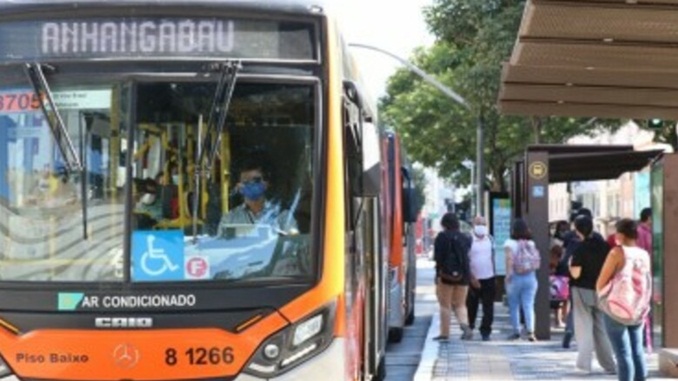 Pesquisa mostra relação entre transmissão de covid-19 com deslocamento de trabalhadores pelo transporte público