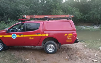 Bombeiros resgatam corpo de homem que estava desaparecido, em Entre Rios de Minas