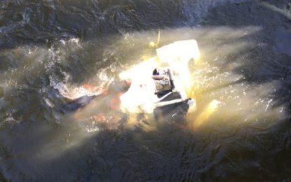 Caminhão tomba na BR-459 e cai dentro do Rio Sapucaí no Sul de MG; motorista morreu submerso