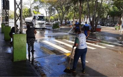Serviço de limpeza e prevenção ao coronavírus na área do Terminal Rodoviário de Barbacena