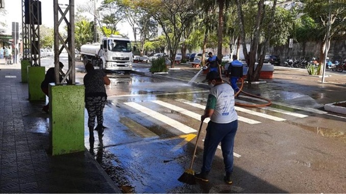 Serviço de limpeza e prevenção ao coronavírus na área do Terminal Rodoviário de Barbacena