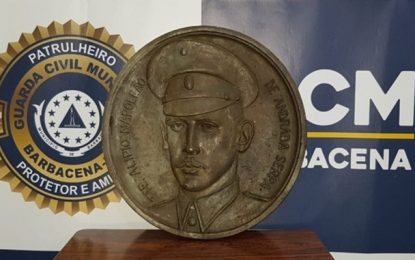 Cultura e Guarda recuperam medalha retirada do Monumento ao Dia da Vitória