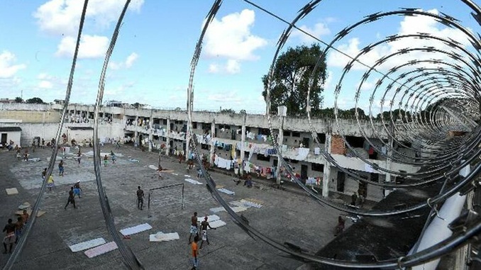 Presídios entram na lista de vetos de Bolsonaro à lei que obriga uso de máscaras