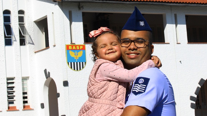 Sargento da FAB doa parte de órgão para a filha