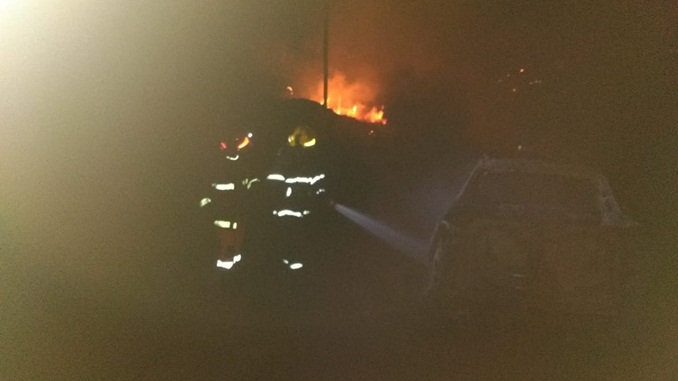 Veículo pega fogo na localidade do Palmital dos Torres, zona rural de Barbacena