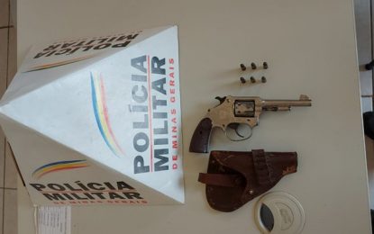 Polícia Militar encontra saco de lixo com arma de fogo e coldre com seis munições intactas, em Alfredo Vasconcelos
