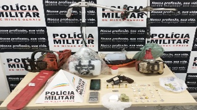 Polícia Militar apreende drogas diversas, material para o tráfico, arma e munições